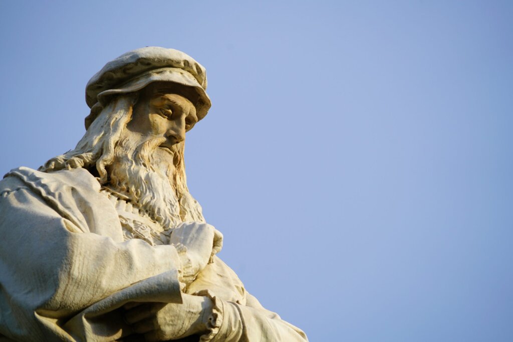 A stone sculpture of Leonardo da Vinci – the first Fusioneer